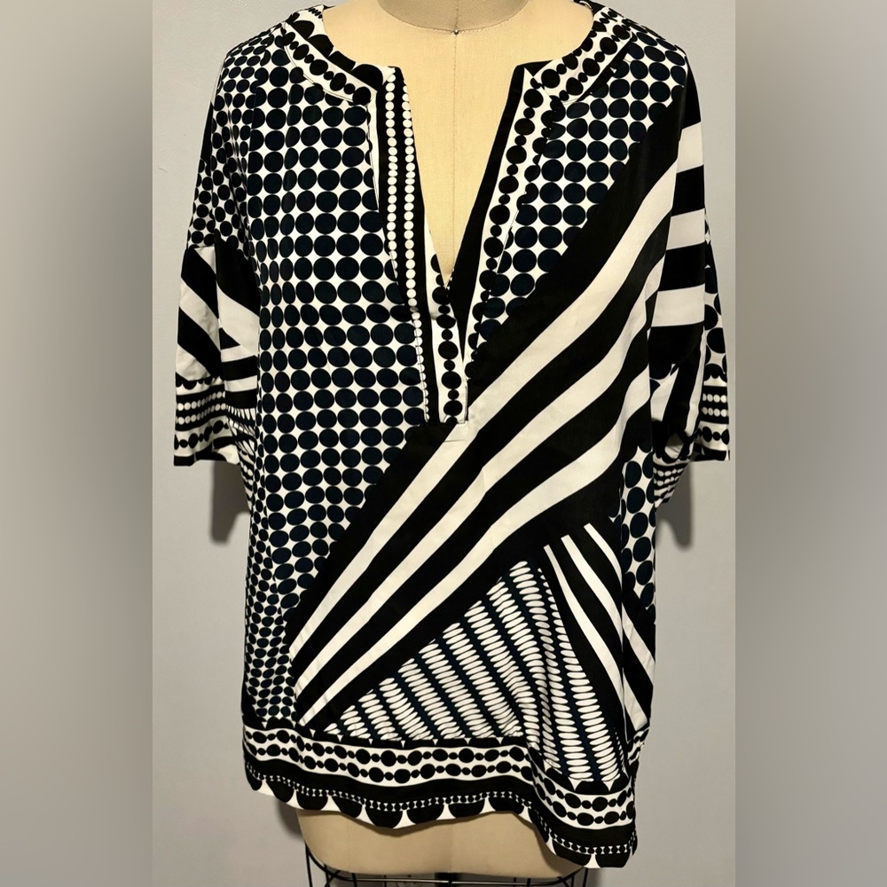 3/$30 Liz Claiborne Small/Petite, Black/white geo print short sleeve blouse
